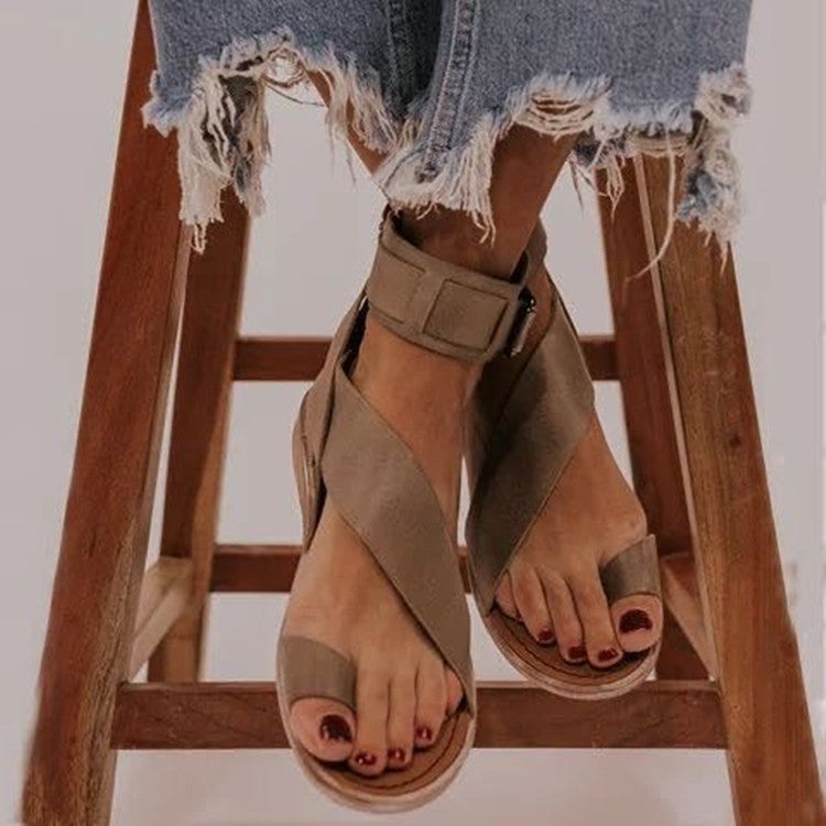Elena - Knöchelriemchensandalen mit gekreuzten Riemen und modernem Design