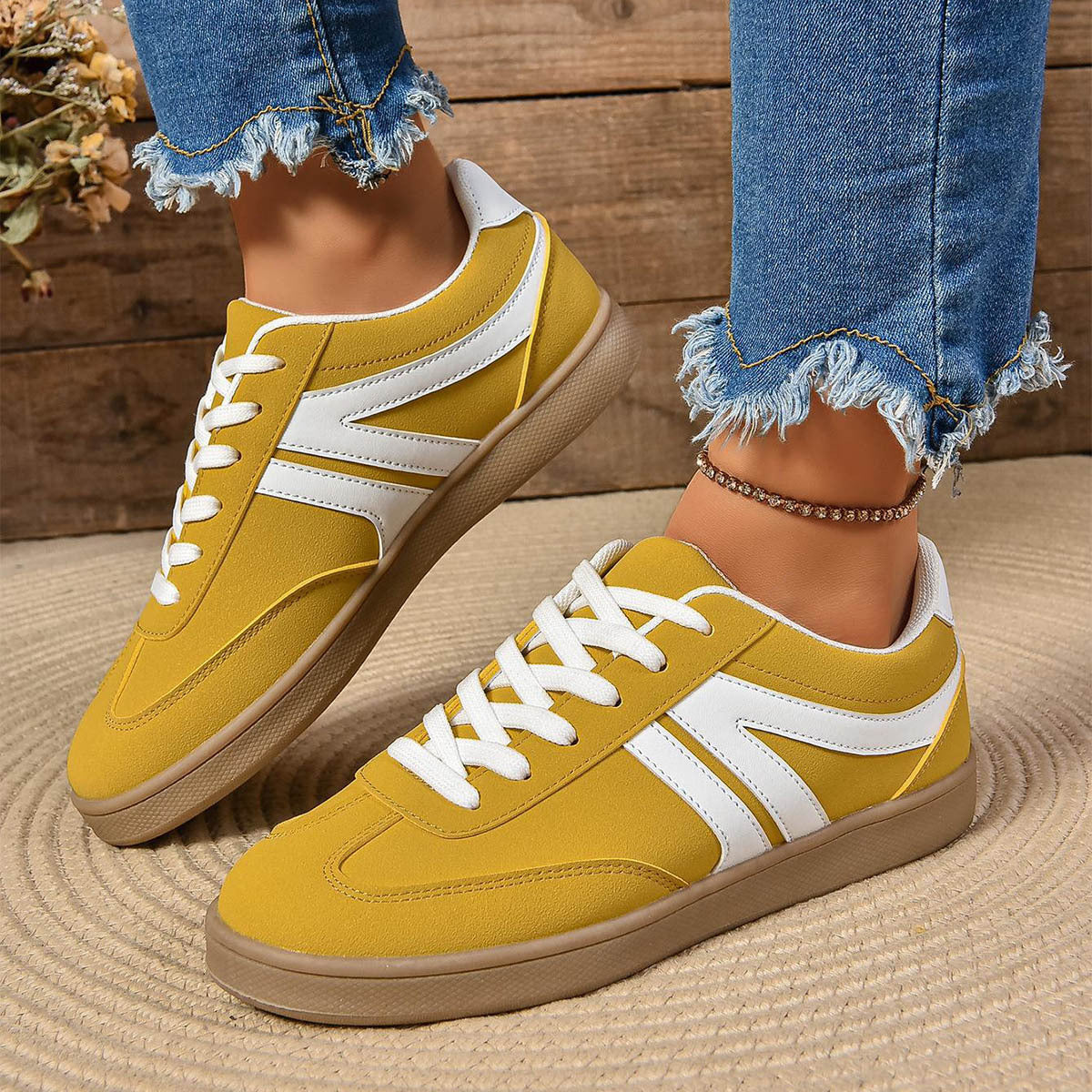 Nora - Gelbe Retro-Turnschuhe mit Schnürsenkeln und einzigartigem Stil