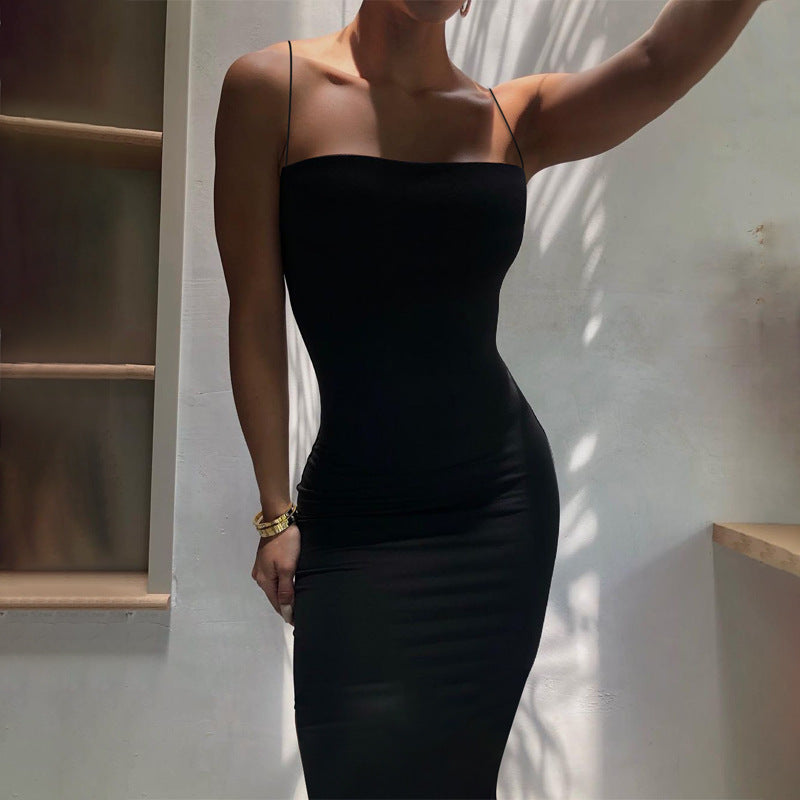 Laura - Tailliertes Midikleid mit schmalen Trägern und minimalistischem Stil