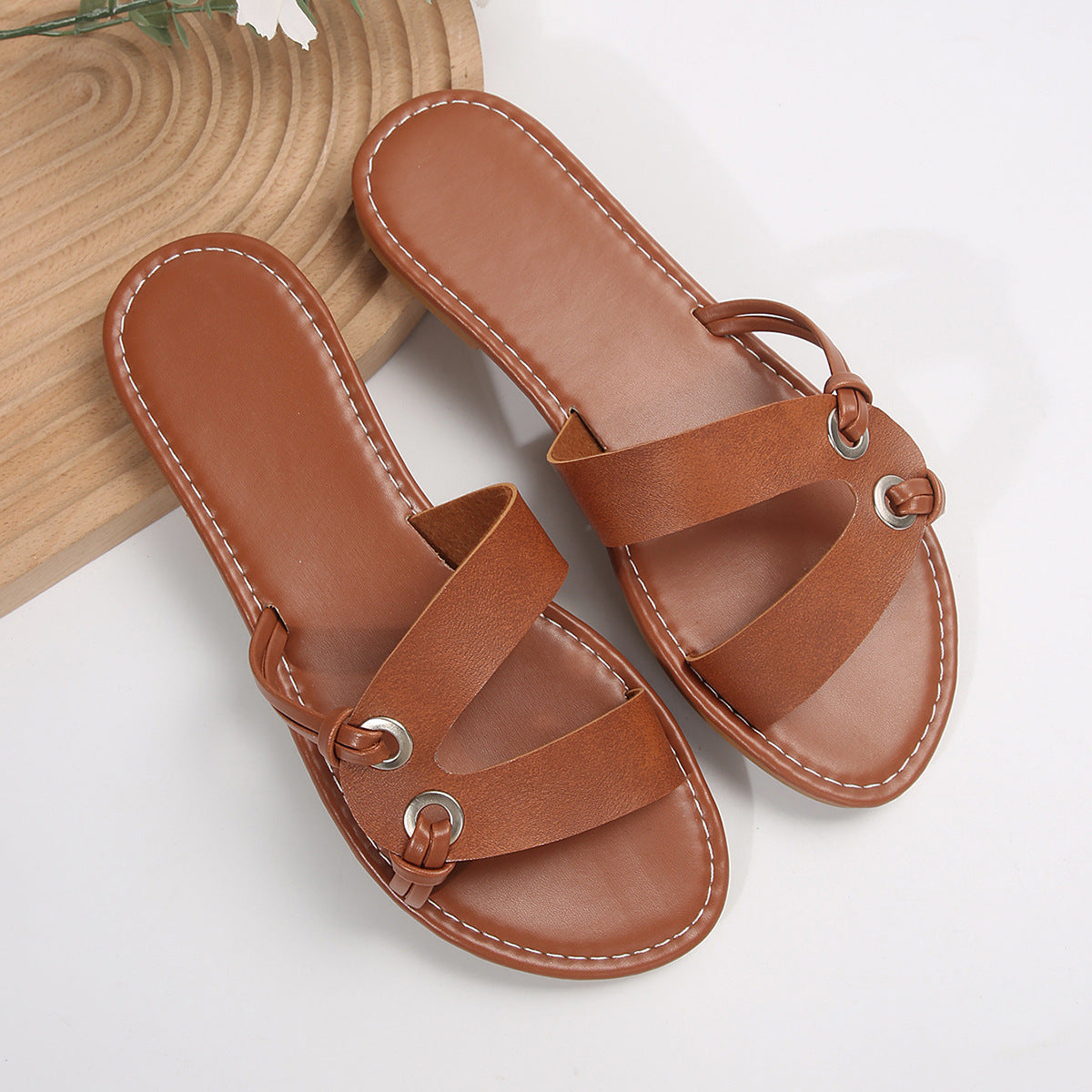 Alma - Weiße flache Sandalen mit Schnallenverschluss und Boho-Stil