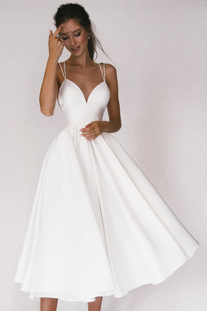 Stuttgart | Elegantes Kleid mit V-Ausschnitt und Trägern