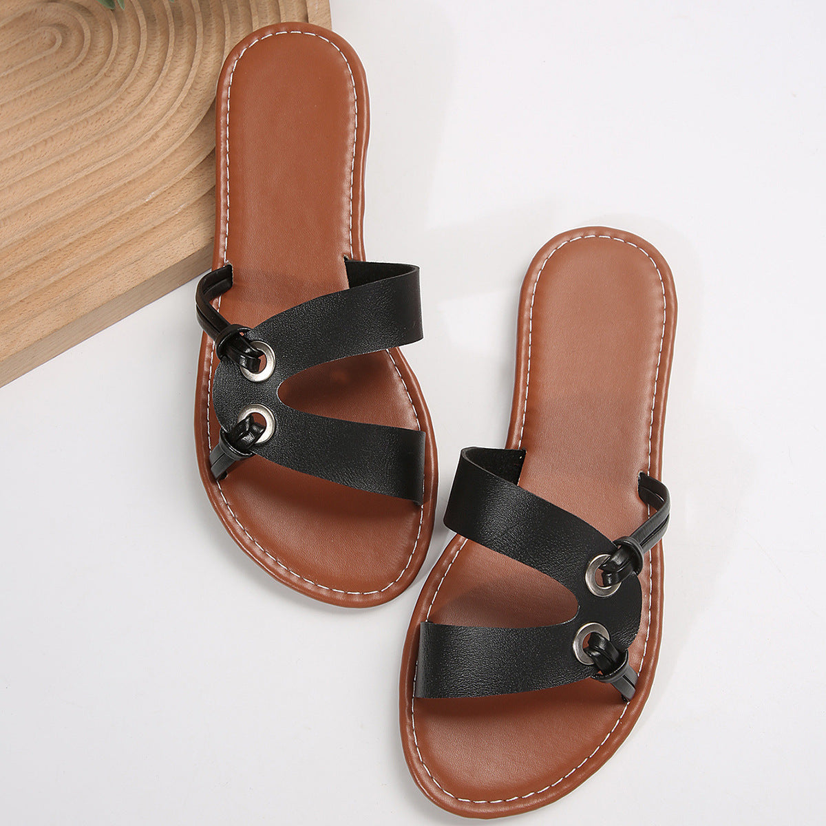 Alma - Weiße flache Sandalen mit Schnallenverschluss und Boho-Stil