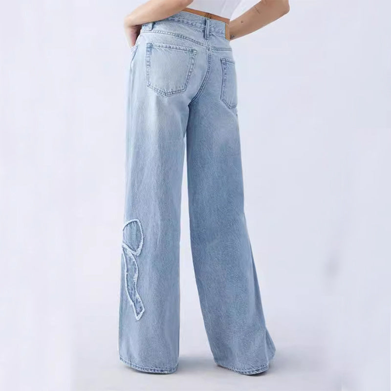 Andrea | Gerade geschnittene Damenjeans mit seitlicher Stickerei und ausgefranstem Schmetterlingsdetail