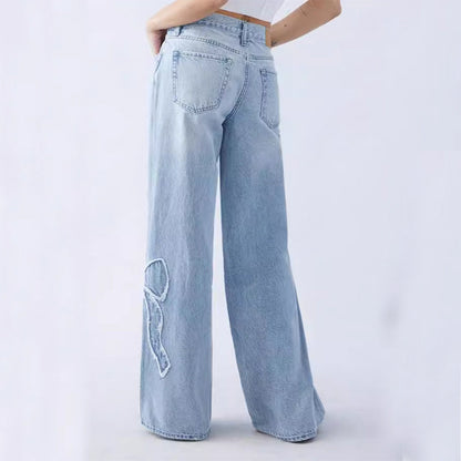 Andrea | Gerade geschnittene Damenjeans mit seitlicher Stickerei und ausgefranstem Schmetterlingsdetail