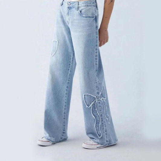 Andrea | Gerade geschnittene Damenjeans mit seitlicher Stickerei und ausgefranstem Schmetterlingsdetail