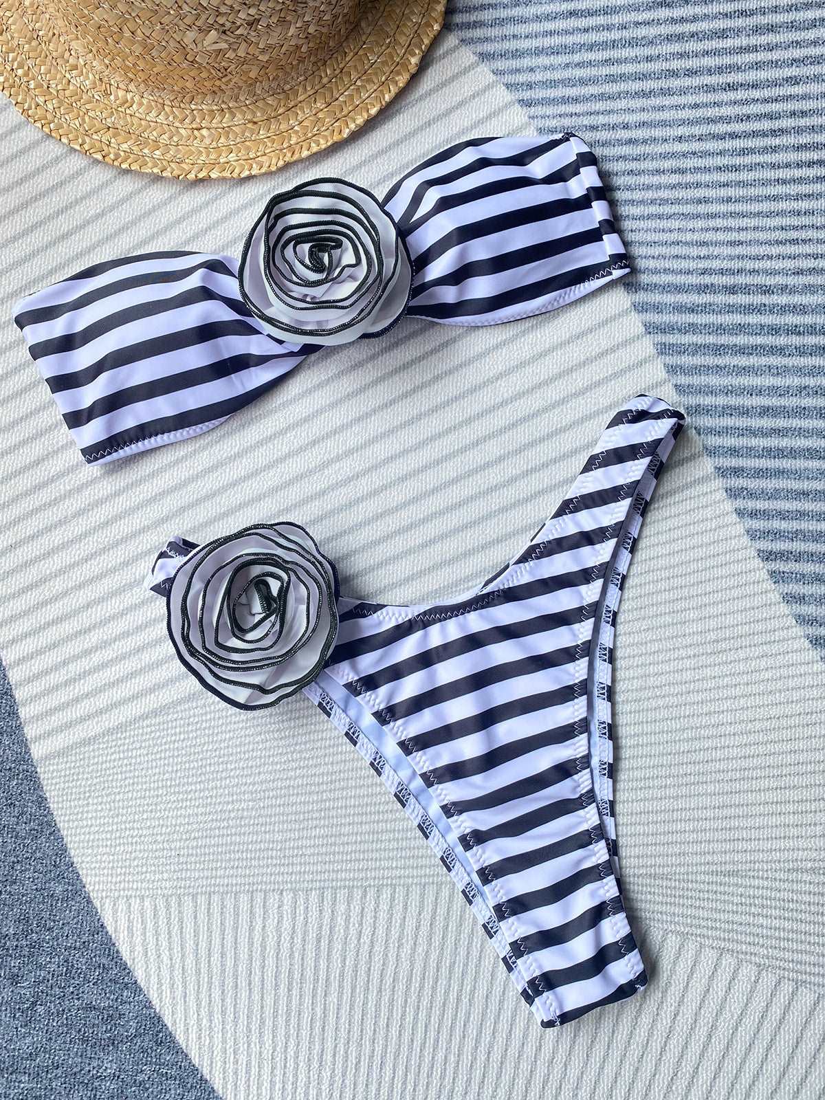 Stuttgart | Luxury Bandeau-Bikini-Set mit Blumenbesatz