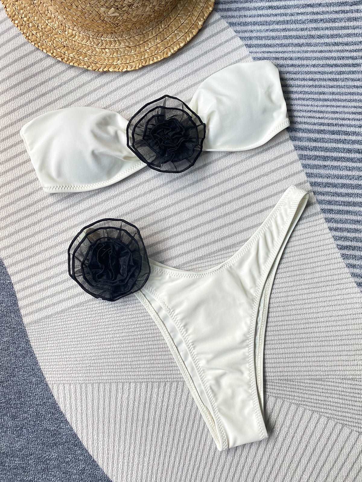 Stuttgart | Luxury Bandeau-Bikini-Set mit Blumenbesatz