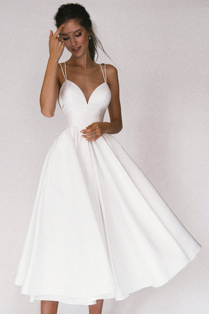Stuttgart | Elegantes Kleid mit V-Ausschnitt und Trägern